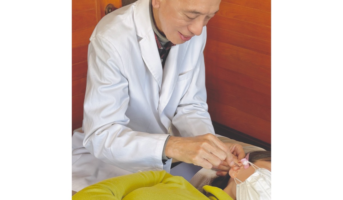 耳つぼの施術風景